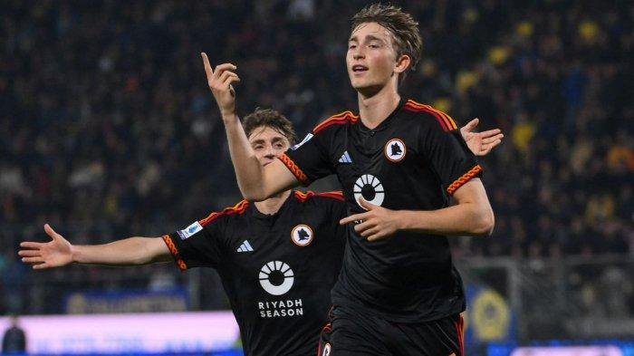 Selebrasi pemain AS Roma, Dean Huijsen setelah mencetak gol ke gawang Frosinone dalam pertandingan Liga Italia Serie A pekan 25 di Stadio Benito Stirpe, Senin (19/2/2024) dini hari WIB.