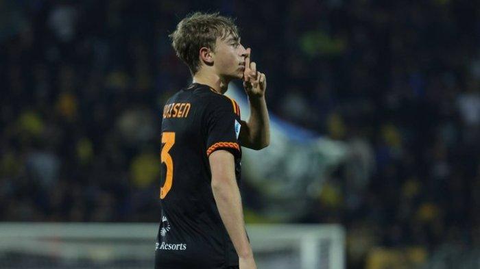 Selebrasi bek tengah AS Roma, Dean Huijsen usai cetak gol ke gawang Frosinone yang tuai amarah Eusebio Di Francesco