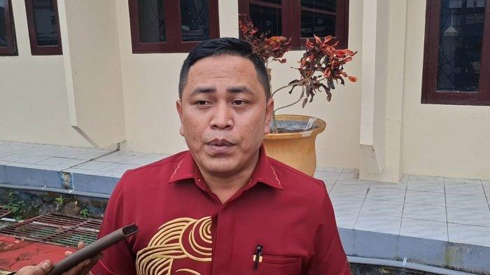 KUASA HUKUM TERDAKWA-  Dedy Gud Silitonga, kuasa hukum tiga terdakwa kasus 74 kg sabu saat membacakan pledoi atau pembelaan dalam sidang lanjutan yang dilaksanakan Selasa (8/7/2025) sore kemarin di PN Tarakan.
