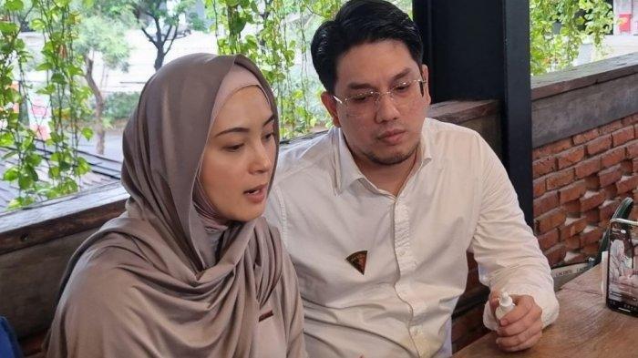 Della Puspita bersama suaminya, Arman Wosi ketika gelar jumpa pers di kawasan Bekasi Jawa Barat, Selasa (28/1/2025). Keduanya mengungkapkan jadi korban penipuan travel umrah milik teman sendiri. (Tribunnews.com/Bayu Indra Permana)