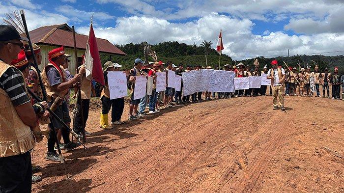 AKSI MENDESAK DOB - Warga Krayan Selatan melakukan aksi demonstrasi dengan membawa sejumlah spanduk berisi kalimat kekecewaan pada pemerintah, di Kantor Camat Krayan Selatan, Kamis (27/02/2025), siang.