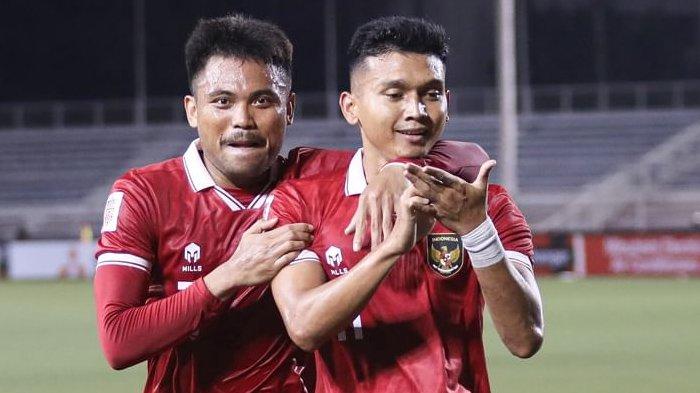 Selebrasi Dendy Sulistyawan (kanan) dan Saddil Ramdani saat Timnas Indonesia mengungguli Filipina di Stadion Rizal Memorial pada laga Piala AFF 2022, Senin (2/1/2023). (Instagram / @pssi)