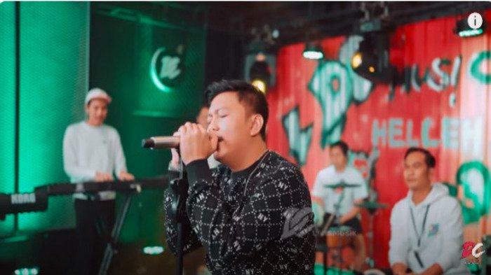 Simak lirik, terjemahan, dan chord lagu jawa Titeni lan Enteni oleh Denny Caknan