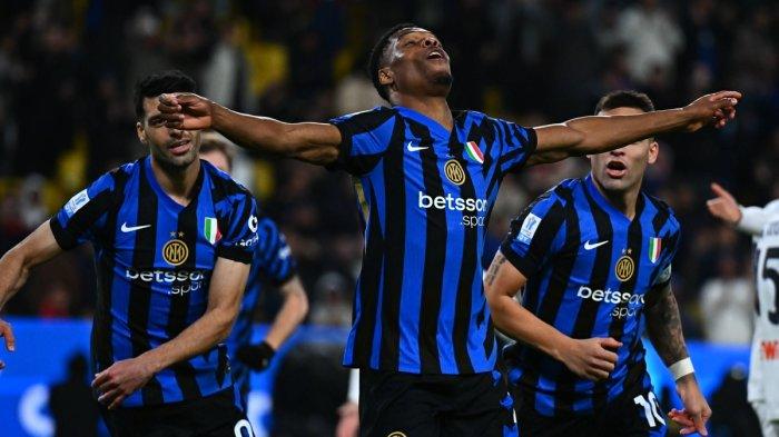 Selebrasi Denzel Dumfries ketika mencetak gol pada laga Inter Milan vs Atalanta, semifinal Supercoppa Italiana, di Al Awwal Park, Arab Saudi, Jumat (3/1/2025). 