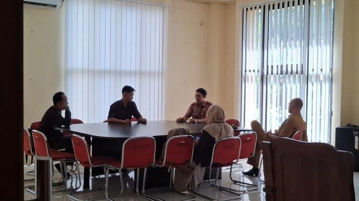 Pertemuan santai anggota Depeko Tarakan pagi tadi, Senin (2/11/2024) di Kantor Dinas Ketenagakerjaan dan Perindustrian, sembari menanti permenaker atau juknis dari Kemenaker pasca Presiden RI Prabowo Subianto mengumumkan kenaikan upah minimum  nasional 6,5 persen.