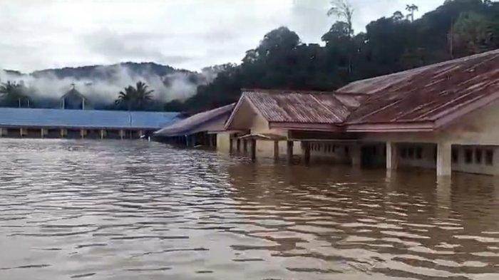 Banjir susulan di Desa Paking Kecamatan Mentarang, Malinau, Selasa (14/1/2025). Selain rumah warga, Fasum, sekolah dan fasikitas lain tenggelam akibat banjir setinggi 4 meter.