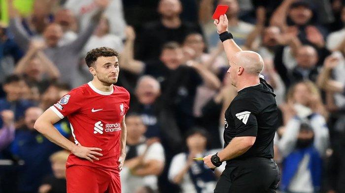 Diogo Jota saat menerima kartu kuning kedua dan kartu merah dari wasit Simon Hooper di laga Tottenham Hotspur vs Liverpool