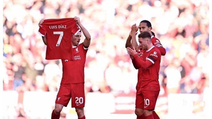 Diogo Jota saat selebrasi gol ke gawang Nottingham Forest dengan menunjukan seragam Luis Diaz sebagai tanda dukungan kepada pemain Liverpool yang tengah dalam masalah keluarga di Kolombia