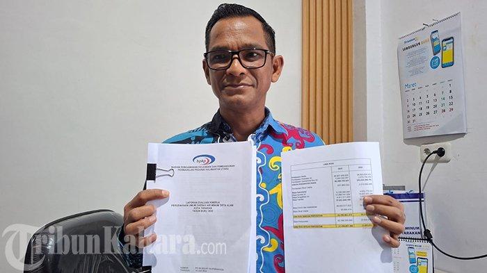 BANTAH RUGI - Direktur Perumda Air Minum PDAM Tarakan, Iwan Setiawan tak terima Perumda Tirta Alam disebut rugi hinga Rp202 miliar, ajak Karo Ekonomi Setprov Kaltara debat terbuka, Kamis (27/3/2025). (TribunKaltara.com/Andi Pausiah)