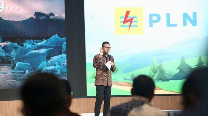 Direktur Utama PLN Darmawan Prasodjo saat menyampaikan sambutan dalam acara peringatan Hari Bumi yang diselenggarakan di kantor pusat PLN, Jakarta Selatan, Rabu (08/05). Dirinya mengatakan, kerja sama antara PLN dengan Direktorat Jenderal Ketenagalistrikan semakin memperkokoh kolaborasi dalam upaya mengendalikan perubahan iklim pada subsektor ketenagalistrikan.