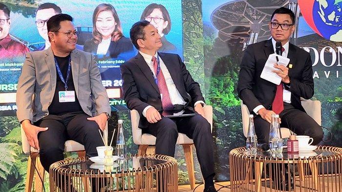 Direktur Utama PLN Darmawan Prasodjo (kanan) saat menjadi pembicara pembicara di sesi CEO Climate Talks di Indonesia Pavilion, dalam rangka Conference of the Parties ke-28 (COP28).