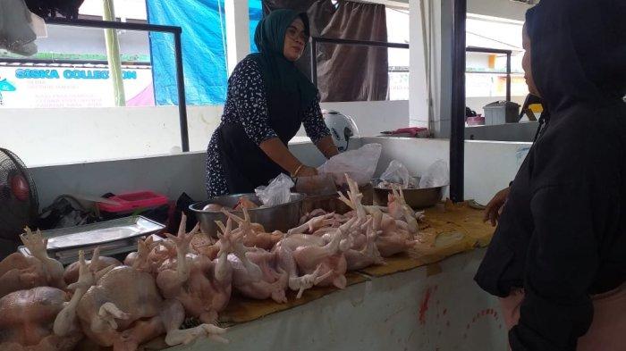 Disperindagkop KTT imbau masyarakat Tana Tidung untuk berbelanja di Pasar Imbayud Taka, Senin (15/7/2024). (TribunKaltara.com/Rismayanti)