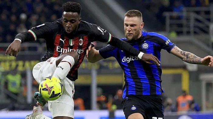 Divock Origi berduel dengan Milan Skrinar pada Derby della Madonnina di Liga Italia Serie A. (acmilan.com)