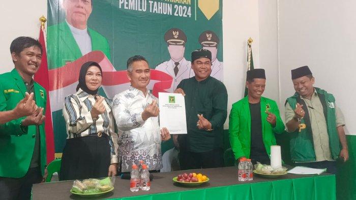 Dokter Khairul bersama rombongan saat mengembalikan langsung formulir pendaftaran penjaringan di Sekretariat PPP Jalan Kusuma Bangsa Kelurahan Gunung Lingkas Kota Tarakan, Rabu (8/5/2024). TRIBUNKALTARA.COM/ANDI PAUSIAH