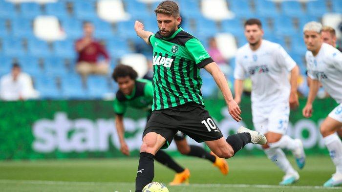 Pemain Sassuolo, Domenico Berardi - Pemain 29 tahun itu sedang dikaitkan dengan klub Liga Italia Serie A, Juventus. Akan tetapi perburuan Bianconeri terhadap mantan pemainnya itu tidak akan mudah sebab Neroverdi pasang harga selangit.