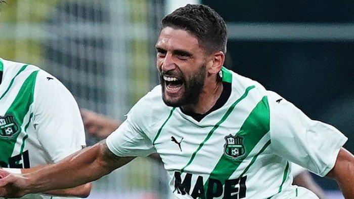Selebrasi Domenico Berardi ketika mencetak gol pada laga Inter Milan vs Sassuolo, giornata 6 Liga Italia Serie A, di Stadion Giuseppe Meazza, Kamis (28/9/2023).