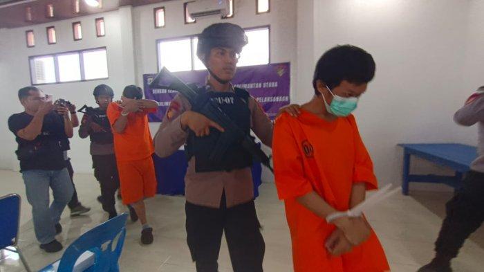 Dua pelaku berinisial SR alias BD atau MY bersama satu pelaku lainnya berinisial AS diamankan karena terlibat peredaran narkotika jenis sabu-sabu.