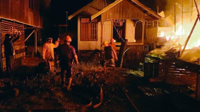 Dua rumah tinggal di RT 20 Malinau Kota hangus akibat kebakaran di Desa Malinau Kota, Kabupaten Malinau, Kalimantan Utara, Rabu (22/5/2024) dini hari.
(TRIBUNKALTARA.COM/HO-SATPOL PP DAMKAR)