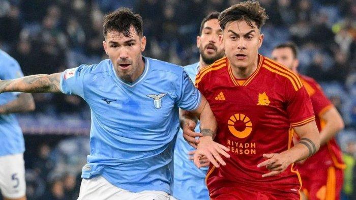 Duel pemain AS Roma, Paulo Dybala melawan penggawa Lazio dalam pertandingan bertajuk Derby della Capitale di Coppa Italia, Kamis (11/1/2024).