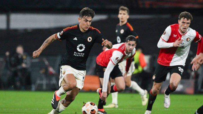 Duel pemain AS Roma melawan Feyenoord di babak play-off knockout Liga Europa di Stadium De Kuip, Jumat (!6/2/2024).
