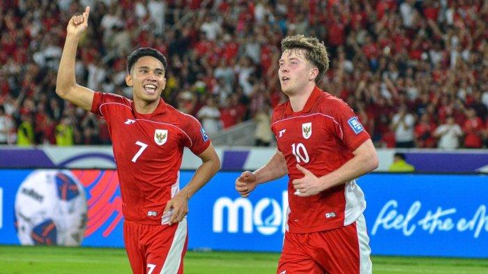 MARSELINO DAN OLE - Dua pemain Oxford United di skuat Timnas Indonesia Marselino Ferdinan dan Ole Romeny merayakan gol kemenangan pada pertandingan lanjutan ronde ketiga Kualifikasi Piala Dunia 2026 Zona Asia, Selasa (25/3/2025) di Stadion Utama Gelora Bung Karno, Jakarta. Duet kedua pemain ini mengantarkan kemenangan untuk Timnas Indonesia atas Bahrain. (KOMPAS.com/ADIL NURSALAM)
