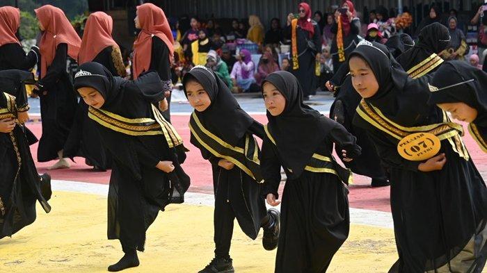 CURI PERHATIAN - Duet penari cilik, Mikaila dan Ara tampil pede pada Festival Jepen Tahun Baru Islam 1447 Hijriah di Malinau, Kalimantan Utara, Sabtu (28/6/2025). Keduanya mencuri perhatian di panggung festival yang digagas Pemerintah Kecamatan Malinau Kota.
(TRIBUNKALTARA.COM / MOHAMMAD SUPRI)