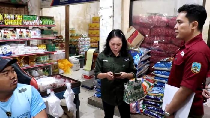 DUGAAN BERAS OPLOSAN – Tim Gabungan Pengawasan Pangan saat melaksanakan sidak pasar terkait dugaan merek beras oplosan di Pasar Induk Tanjung Selor, Bulungan, Kalimantan Utara, Kamis (17/7/2025)