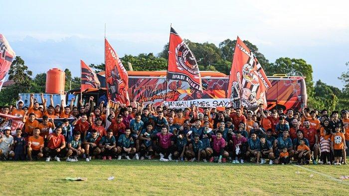 Dukungan Pusamania kepada Borneo FC saat sedang berlatih di Training Center. Pesut Etam akan menjalani duel perebutan juara menghadapi adura United, di Championship Series Liga 1.