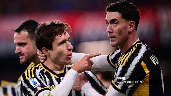 Striker Juventus Federico Chiesa melakukan perayaan bersama Dusan Vlahovic setelah mencetak gol pada pertandingan Liga Italia melawan Genoa di Luigi Ferraris Stadium, 15 Desember 2023.