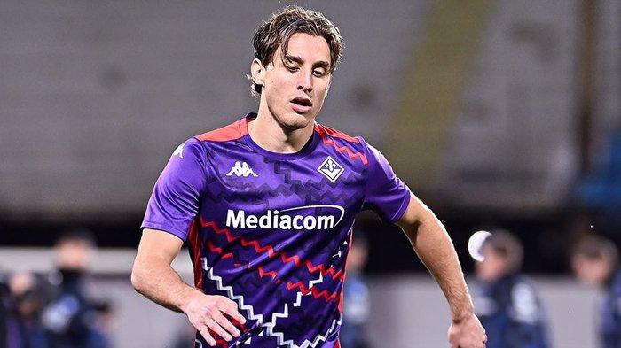 Edoardo Bove ketika melakukan pemanasan jelang laga Fiorentina vs Inter MIlan di Artemio Franchi, Minggu (1/12/2024).