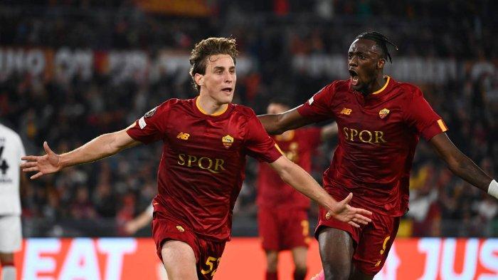 Selebrasi Edoardo Bove dan Tammy Abraham dalam laga kontra Bayer Leverkusen di leg pertama babak semifinal Liga Europa, Jumat (12/5/2023).