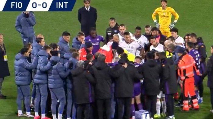Para pemain Inter Milan dan Fiorentina yang melindungi Edoardo Bove saat mendapatkan penanganan dari tim medis seusai tak sadarkan diri di lapangan Artemio Franchi, Minggu (1/12/2024). (Twitter / @FabrizioRomano)