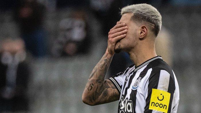 Ekspresi pemain Newcastle United Bruno Guimaraes usai kalah melawan AC Milan di Liga Champions