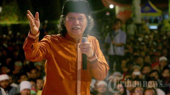 Emha Ainun Nadjib alias Cak Nun saat Sinau Bareng Cak Nun, Kiai Kanjeng bersama Polda Jateng, Sam Poo Kong, dan Tribun Jateng'' yang belangsung Kamis (18/4/2019) malam.