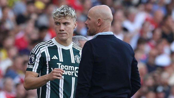 Pelatih Manchester United, Erik Ten Hag memberi instruksi kepada Rasmus Hojlund. (Instagram / @manchesterunited)