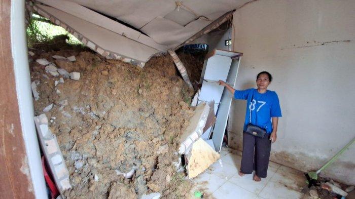 Ernawati saat menunjukkan kondisi kamar kedua yang sudah diterjang longsor pagi tadi, Selasa (8/10/2024).