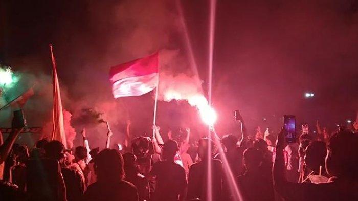 Euforia supporter Timnas Indonesia dari lapangan Taman Berkampung Kota Tarakan, Senin (29/4/2024).  Jika pasukan Shin Tae-yong lengah, bisa saja mimpi Timnas Indonesia lolos ke Olimpiade Paris 2024 jadi buyar gegara tiga pilar Timnas Irak dalam duel di Piala Asia U23 2024 besok.TRIBUNKALTARA.COM/ANDI PAUSIAH