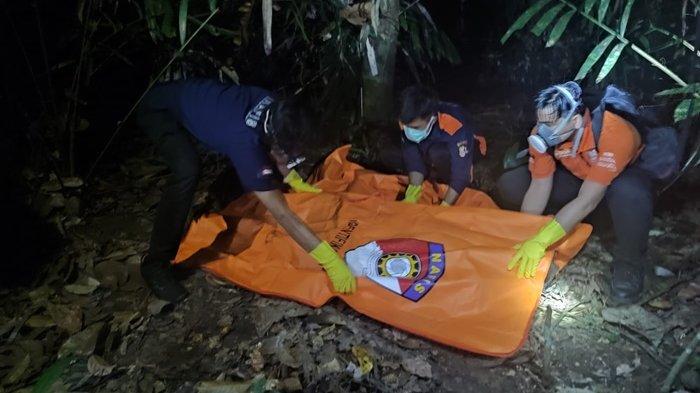 Evakuasi mayat tanpa identitas yang ditemukan di kebun oleh anggota kepolisian resor kota Bulungan.