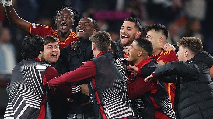 Bek AS Roma, Evan Ndicka ikut merayakan keberhasilan AS Roma menyingkirkan AC Milan di Liga Europa, Jumat (19/4/2024).