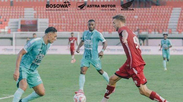 FOTO Aksi Nermin Haljeta (merah) saat duel PSBS Biak vs PSM Makassar di Liga 1.  