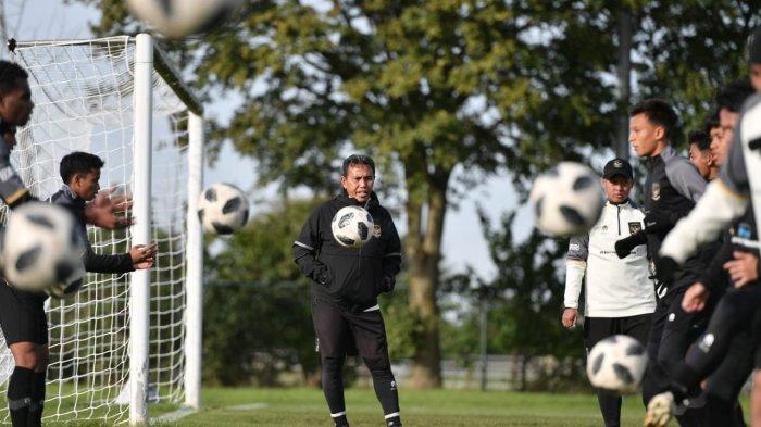 FOTO Bima Sakti saat pimpin TC Timnas Indonesia U17 persiapan Piala Dunia U17.