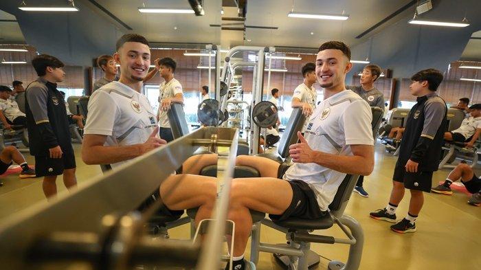 FOTO Ivar Jenner di sela latihan Timnas Indonesia. Laga Timnas Indonesia vs Irak di Piala Asia 2023 pun bisa jadi kesempatan duo pemain FC Utrecht Ivar Jenner dan Zidane Iqbal saling jegal.