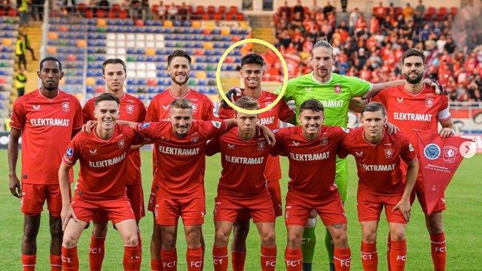 FOTO Mees Hilgers (dalam lingkaran). Dengan munculnya kabar Mees Hilgers masuk daftar calon pemain naturalisasi Timnas Indonesia, membuat nama bek jangkung yakni Elkan Baggott potensinya kembali gabung ke skuat besutan Shin Tae-yong semakin berat.
