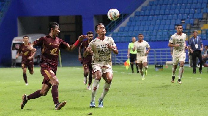 FOTO PSM Makassar vs Bali United (putih) di Liga 1. Jika Bernardo Tavares beber alasan usai PSM Makassar tak bisa kalahkan Bali United dalam lanjutan Liga 1, pelatih Serdadu Tridatu yakni Stefano Cugurra alias Teco justru meradang.