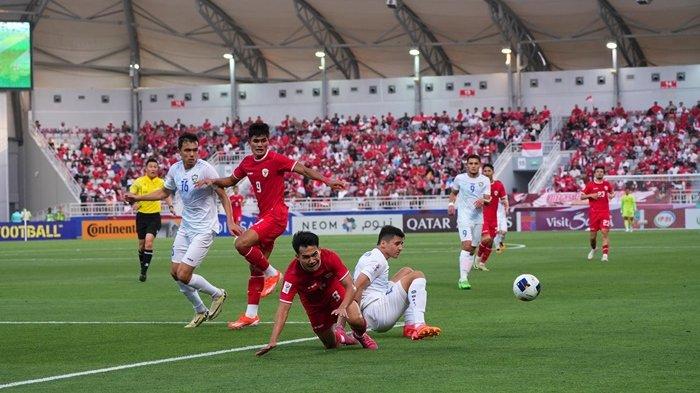 FOTO Saat Timnas Indonesia (merah) lawan Uzbekistan di Piala Asia U23. Jika pasukan Shin Tae-yong lengah, bisa saja mimpi Timnas Indonesia lolos ke Olimpiade Paris 2024 jadi buyar gegara tiga pilar Timnas Irak dalam duel di Piala Asia U23 2024 besok.