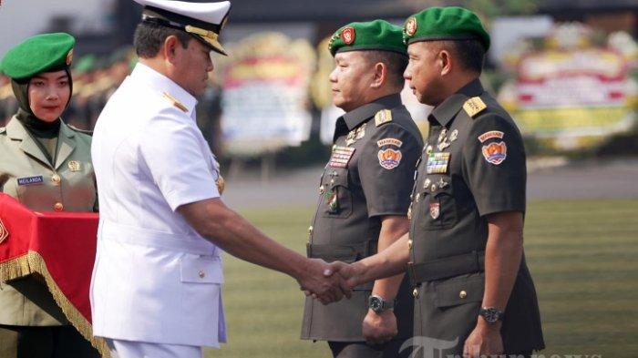 FOTO Sertijab KSAD dari Jenderal Dudung Abdurachman ke Jenderal Agus Subiyanto (kanan) yang dipimpin Panglima TNI  Laksamana  Yudo Margono.  
