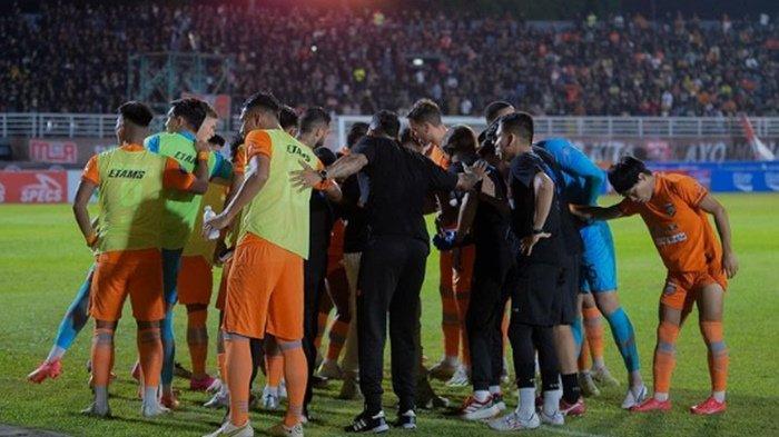FOTO Skuat Borneo FC di Stadion Segiri. Jika Borneo FC tak bisa atasi Persib Bandung dan Dewa United, dua tim tersebut bisa bikin target juara paruh musim Pesut Etam di Liga 1 berantakan.