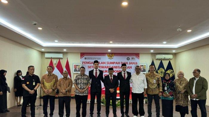 FOTO Thom Haye dan Ragnar Oratmangoe jalani penyumpahan. Dua pemain yang akan absen saat Timnas Indonesia vs Vietnam di Kualifikasi Piala Dunia main di Stadion Utama Gelora Bung Karno (SUGBK), yakni Thom Haye dan Ragnar Oratmangoen.
