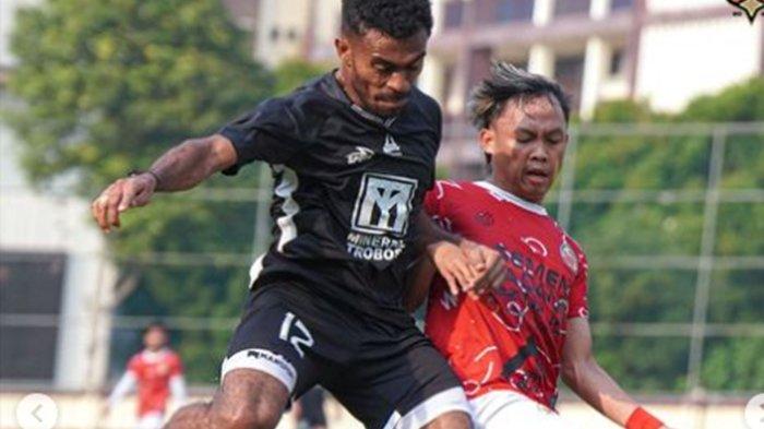 FOTO Yakob Sayuri (kiri) saat bela Malut United. Sebelum gabung Malut United di bursa transfer Liga 1, Yakob Sayuri merupakan pemain andalan PSM Makassar.