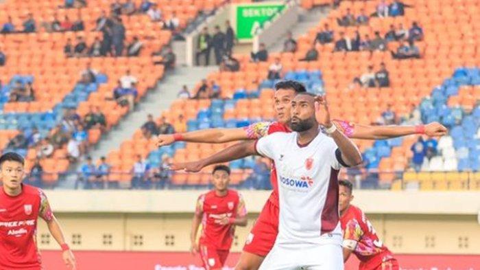 FOTO Yuran Fernandes (putih) saat duel Persis Solo vs PSM Makassar di Piala Presiden.  